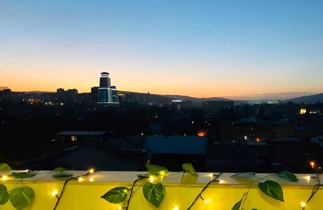 Modern 2-bedroom condo with free parking (0092/Lilu)