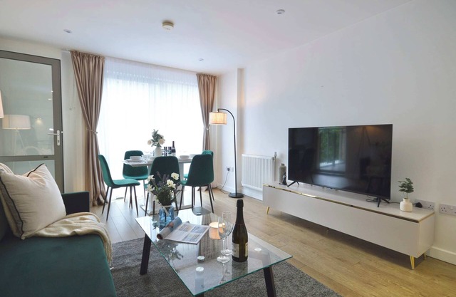 Modern 2 Bedroom Apartment Steps from Vauxhall St