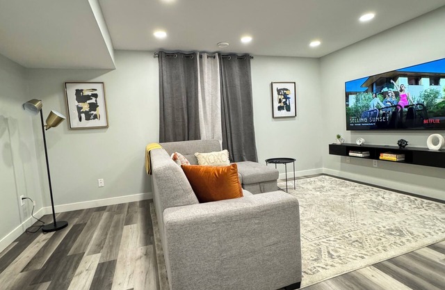 Modern 2-bedroom suite - Cozy vibes & Great Location.