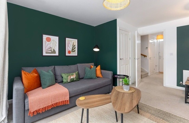 Modern 2 Bedroom Townhouse | Private Parking