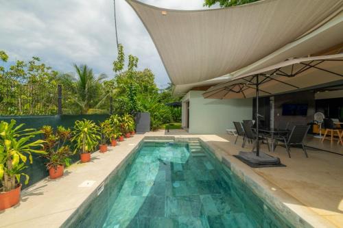 Modern 2bdr home with pool near Santa Teresa beach