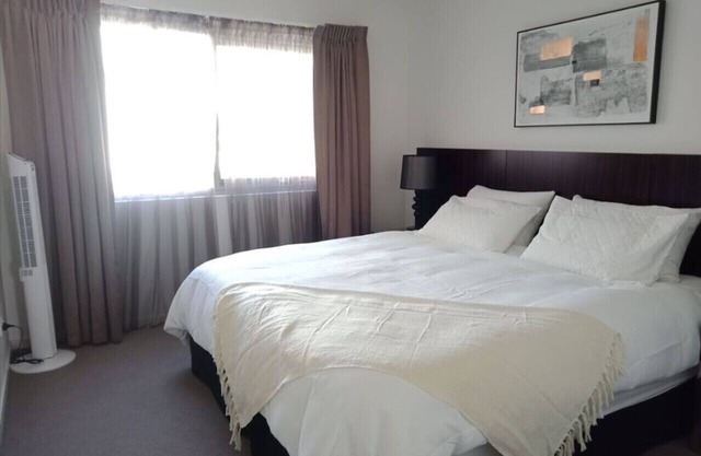 Modern 2BR/2BA Close to CBD