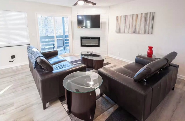 Modern 2BR/2BA peaceful forest-view condo in Westminster, near Lakes and Clemson