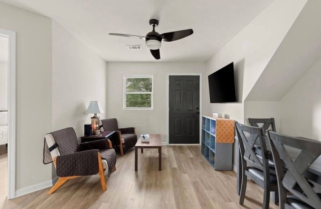 Modern 2BR Apartment in Summerhill Near Stadium, Universities & Downtown