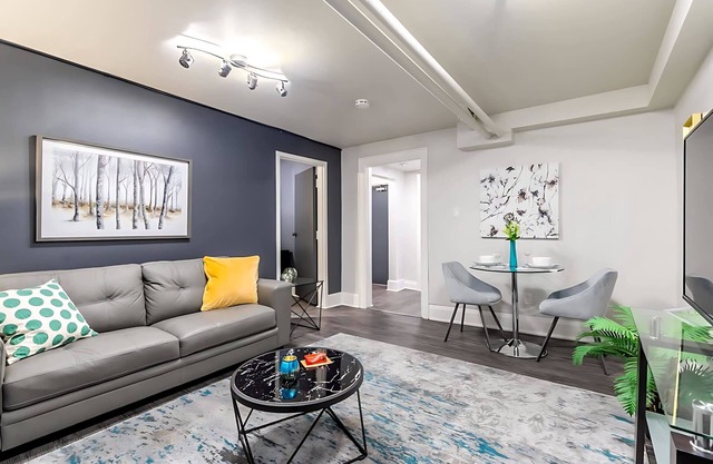 Modern 2BR Condo - Central Downtown