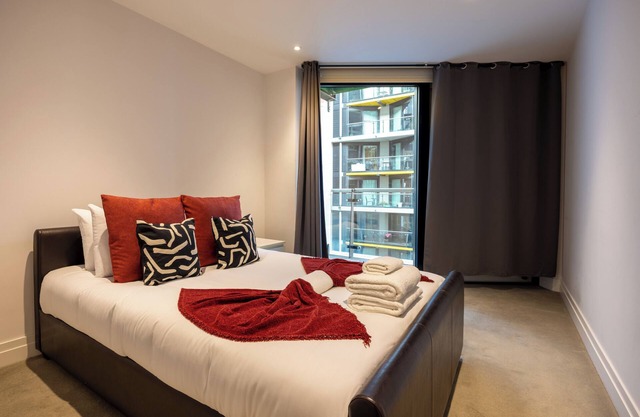 Modern 2BR Flat w/Balcony – Prime London Location