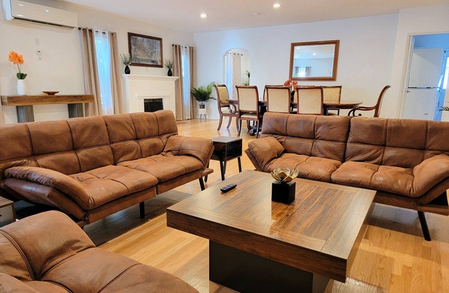 Modern 2BR Home Near Beverly Hills w Cal King bed Yard & BBQ. Near attractions!