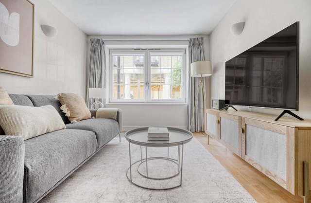 Modern 2BR Southwark Apt, by Blueground