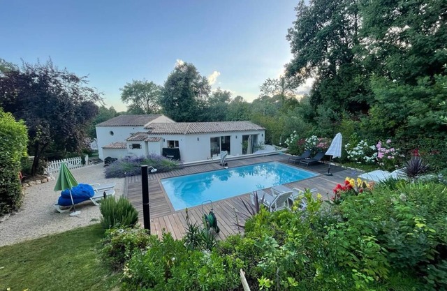 Modern 3 bedroom villa just renovated , air-conditioning, pool, garden