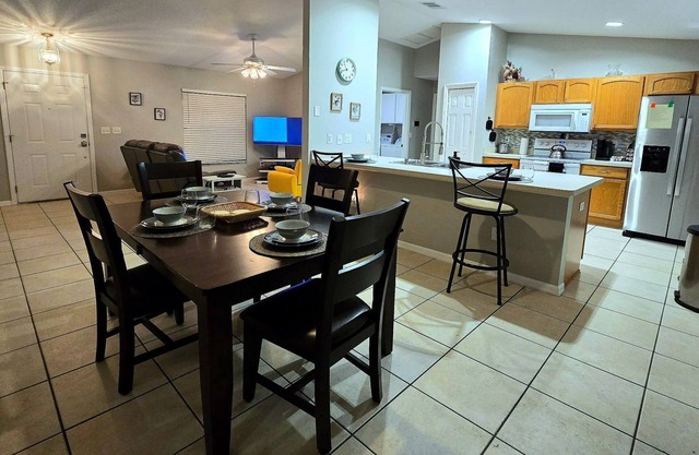 Modern 3 bed 2 bath, Fenced Yard, Dogs Allowed