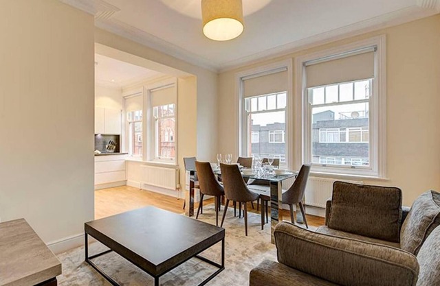 Modern 3 Bed Apartment next to the Park - 210A