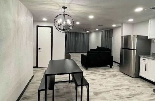 Modern 3 Bedroom 2 Bath Home Centrally Located!