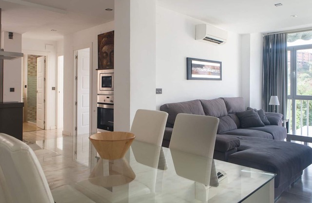 Modern 3 Bedroom Apartment! Great Location!