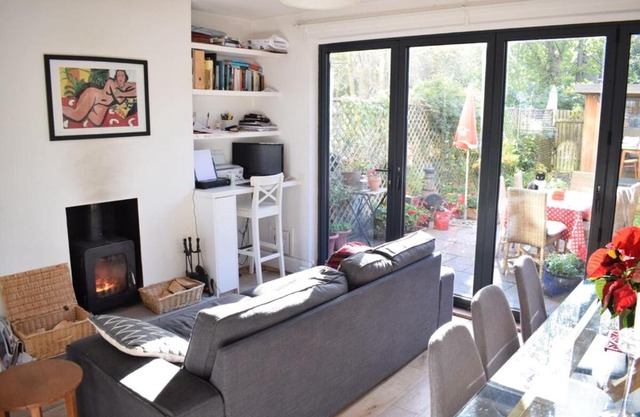 Modern 3 Bedroom Apartment in Brixton