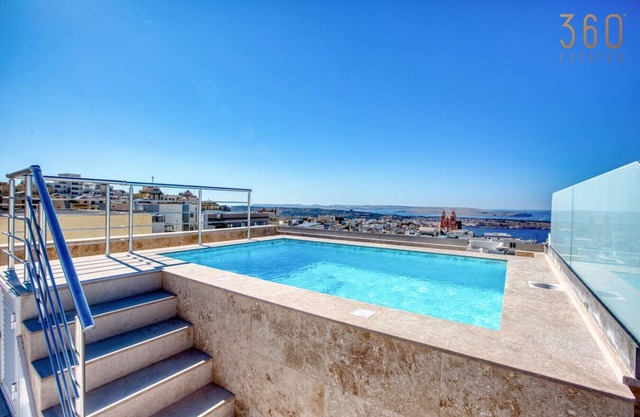 Modern 3BR Apt with Rooftop Pool Access, Mellieha