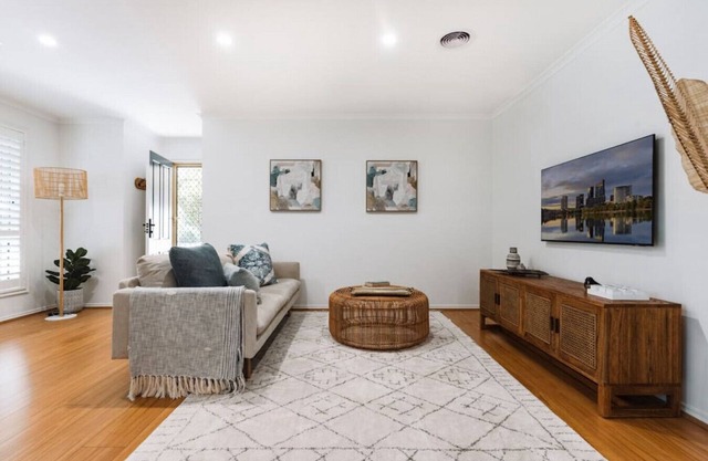 Modern 3BR with Courtyard in Lyons