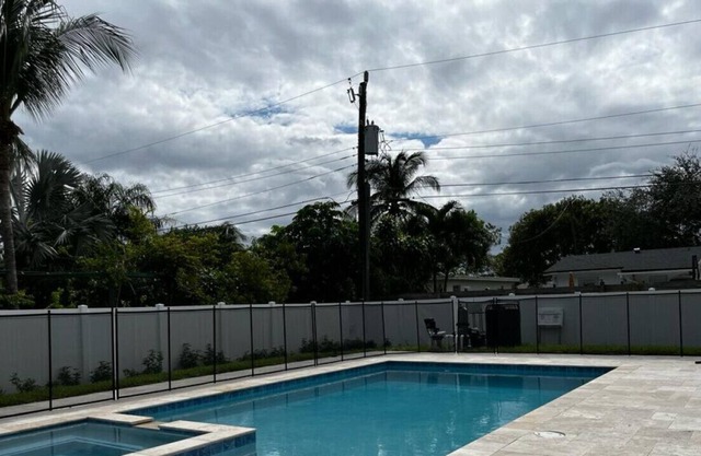 Modern 4/3 - GRILL. Big backyard. Lots of space