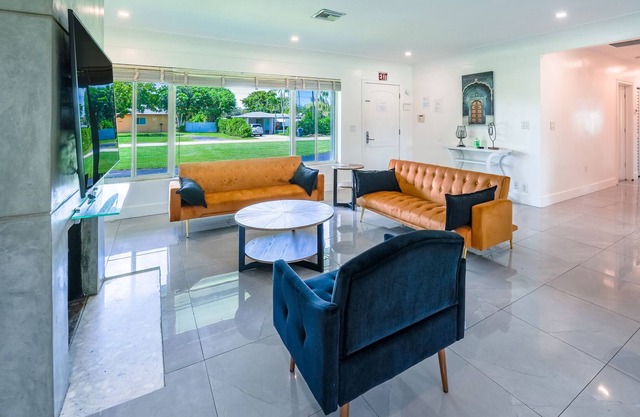 Modern 4 BDRM Hollywood Home 7 mins from the beach