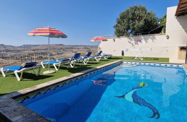 Modern 4-Bed Home in Ix-Xaghra, Valley view Pool