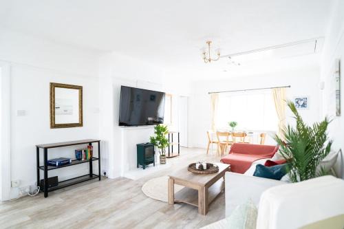 Modern 4-Bed Sandbanks Beach Retreat