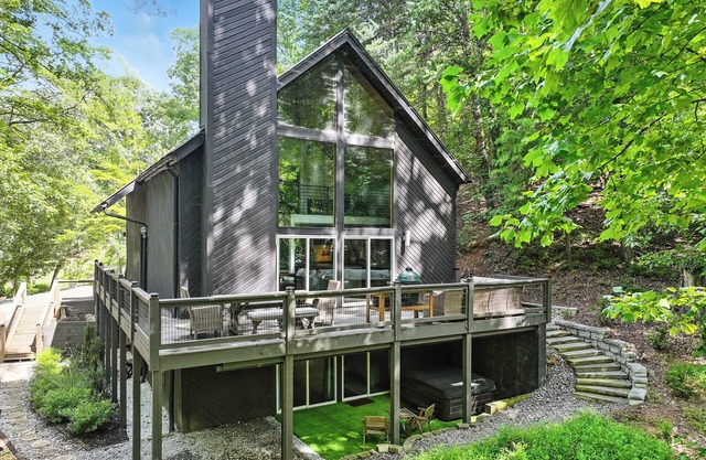 Modern 4 bedroom 4 bathroom home offered for extended stays.