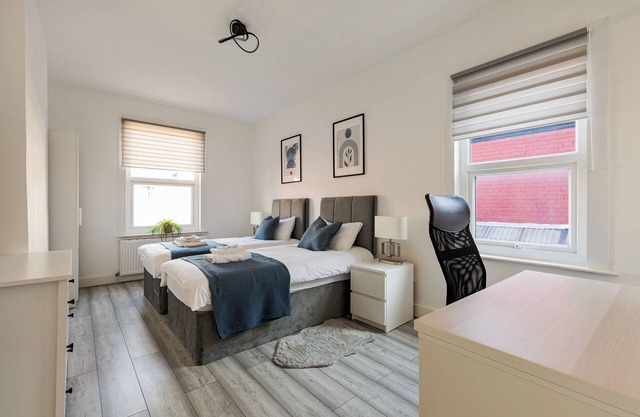 Modern 4 Bedroom House 5 minute walk from Station