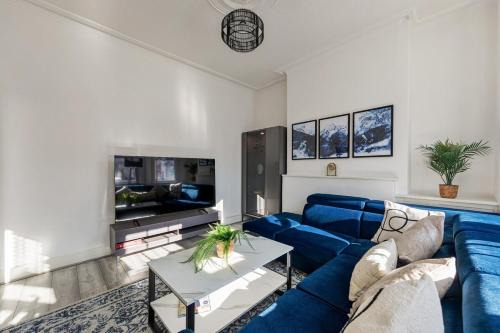Modern 4 Bedroom House In Woodgreen