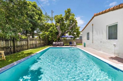 Modern 4BR Retreat with Private Pool - Near Brickell