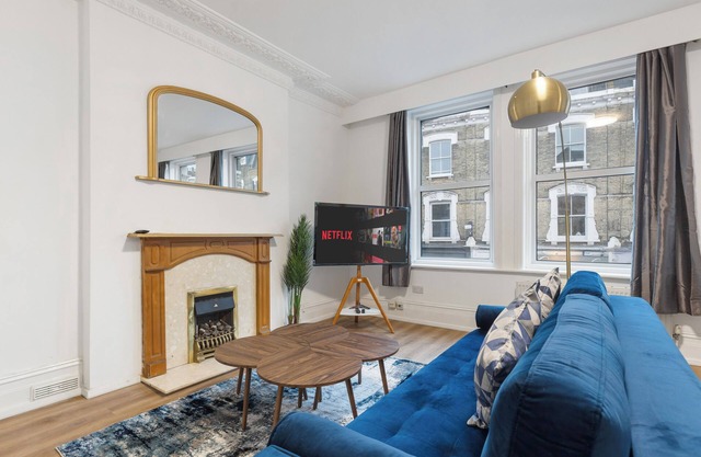 Modern 5-Bedroom Fulham Flat - Sleeps 12