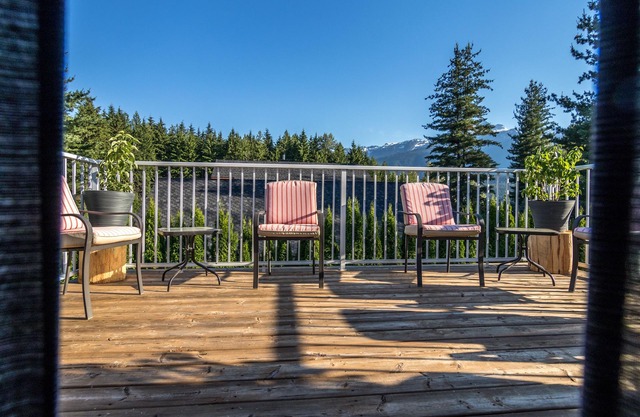 Modern 6 Bed 5.5 Bath Lodge Right Under Revelstoke Mountain Resort