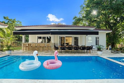 Modern 6 Br Villa With Hot Tub