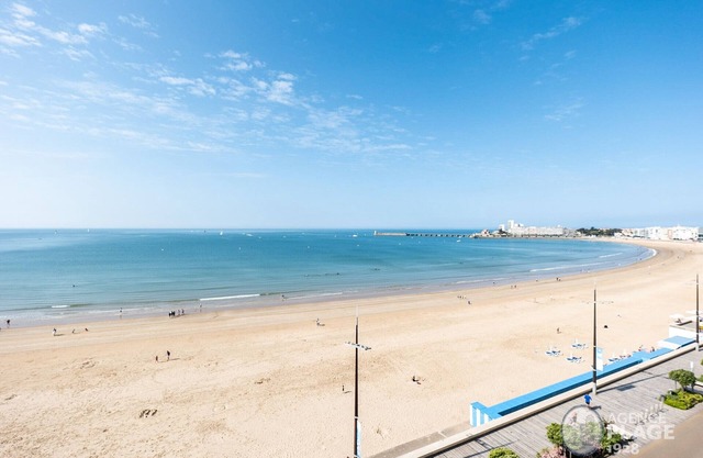Modern 80m² apartment with wifi, dishwasher, balcony, and sea view