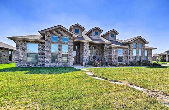 Modern Amarillo House w/Fire Pit + Hot Tub!