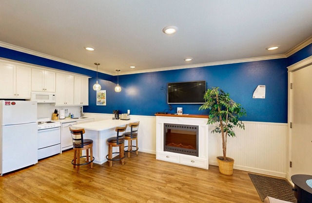 Modern and Colorful Dog-Friendly Condo Right Next to Beach