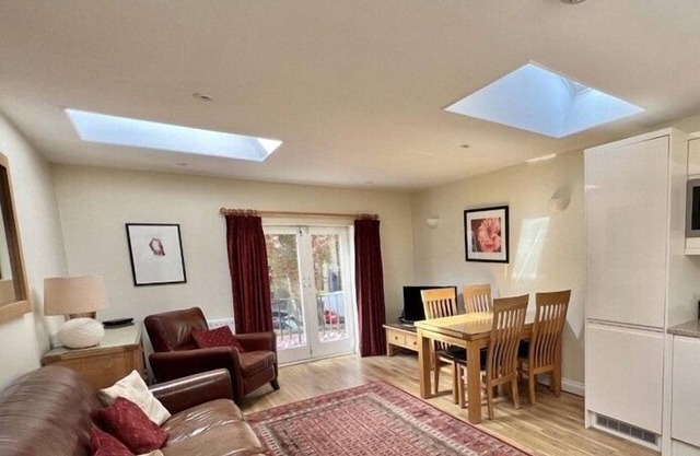 Modern and comfortable Mews House sleeping 4 in leafy part of Bath Centre - with parking