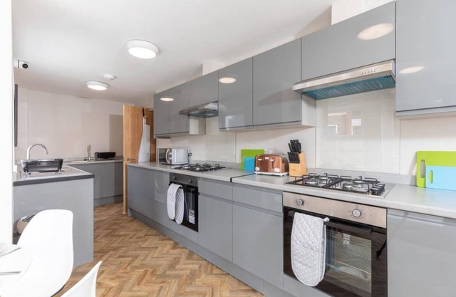 Modern and spacious 7 bedroom house
