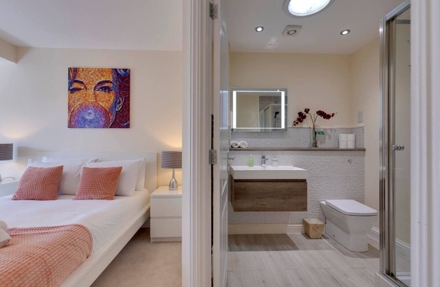 Modern and Spacious Townhouse with Free Parking | Pass the Keys