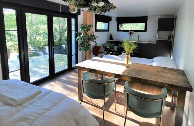 Modern annex - Jacuzzi - estate with woods & river