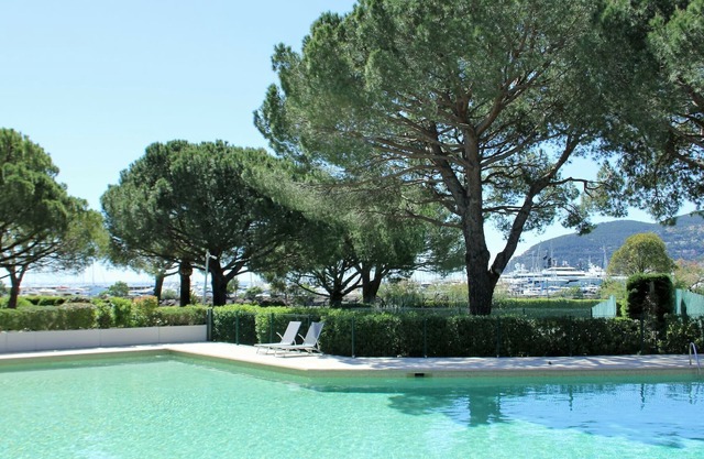 Modern apartment with air conditioning, pool and tennis courts, within walking distance of the beach