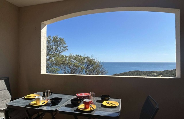 Modern apartment with sea view, parking and Wi-Fi