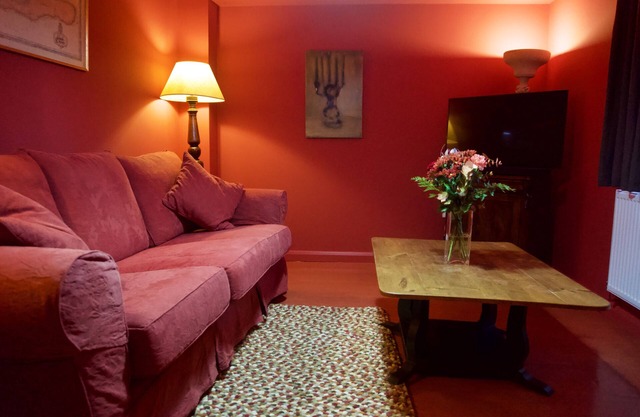 Modern Apartment with Private Courtyard Garden near the Waterfront, Ipswich