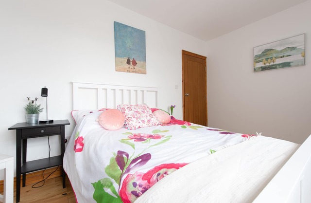Modern Apartment "Woodleigh" Sleeps 4