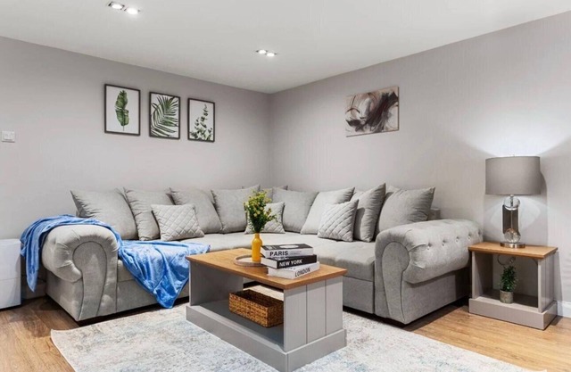 Modern Battersea Apartment - Sleeps 6 & Mini Bar
