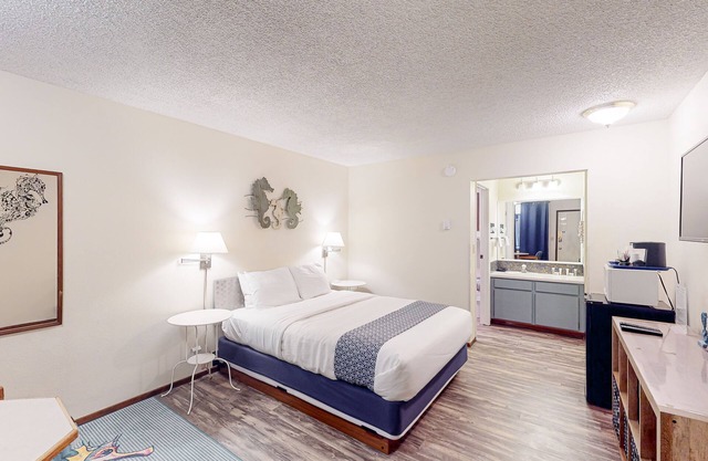 Modern beach hideaway with fast WiFI - walk to downtown shops & eateries