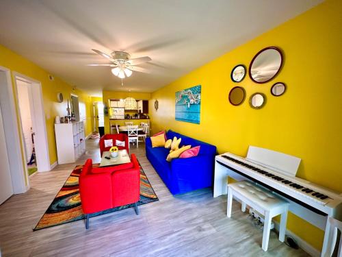 Modern Beachside Bliss: 2 Bed/2 Bath Condo Haven
