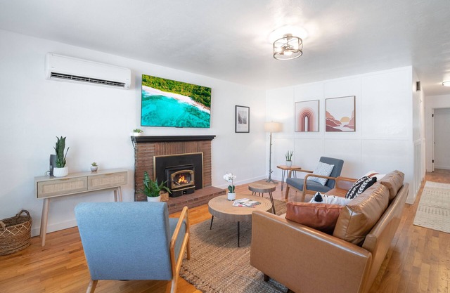 Modern Bliss: Chic Retreat w/Stylish Amenities, Ideal for Vacation & Family Fun