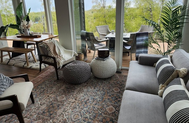 Modern Bluffside retreat with HOT TUB