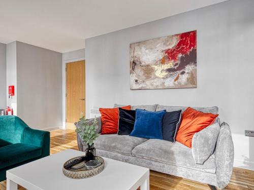 Modern Bright Apartment Media City Pass the Keys