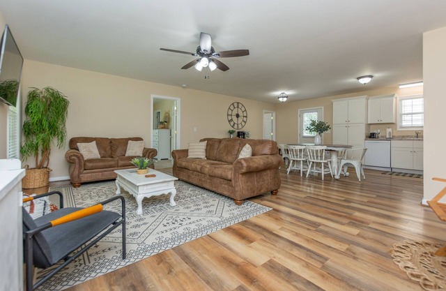Modern build w/grill and front porch | 12 mi. to HPU | Pack n' Play
