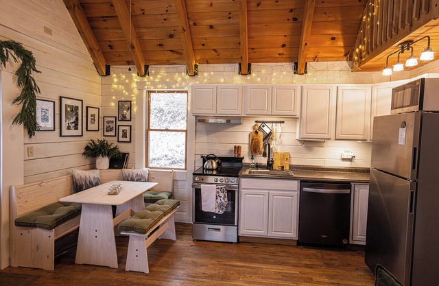 Modern Cabin 15 min to Snowshoe Ski Resort, Sauna, Hot Tub with Mountain Views
